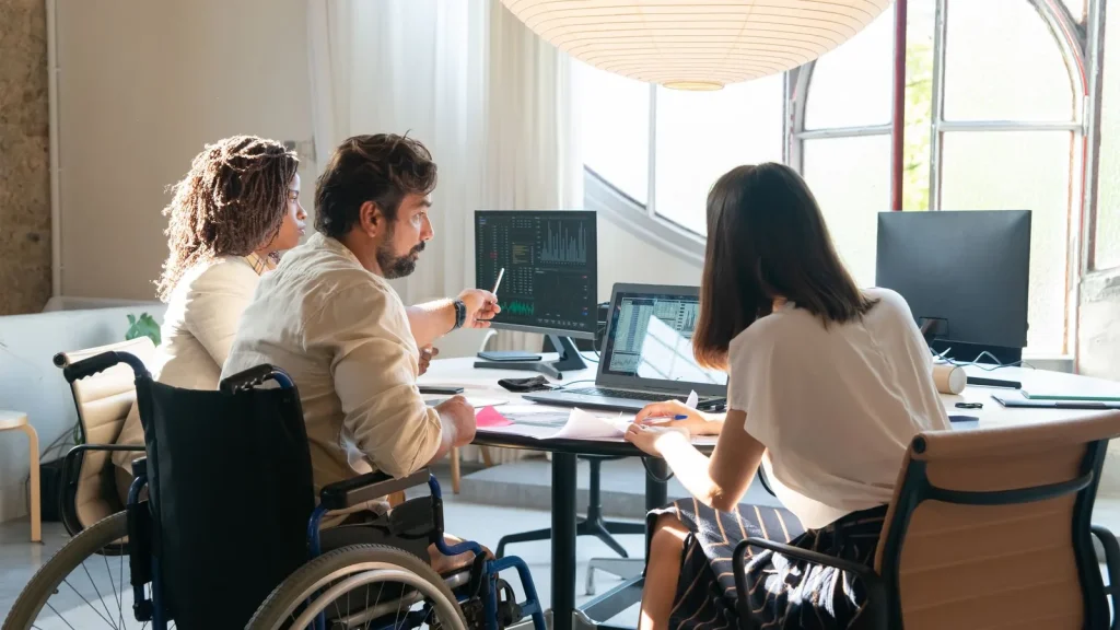Equipo revisando accesibilidad y diseño de una web institucional