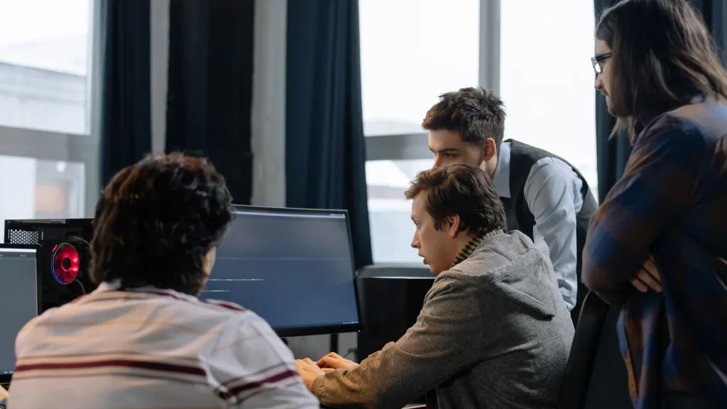 Equipo desarrollando software a medida para una Administración Pública