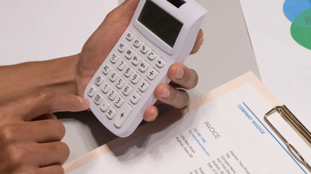 Gestión de facturas electrónicas municipales y documentación contable en un ordenador