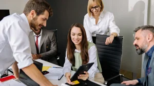 Equipo municipal revisando una propuesta de automatización de procesos y flujos digitales