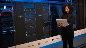 Equipo técnico realizando mantenimiento y soporte de software municipal