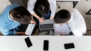 Equipo técnico preparando la migración de un gestor de expedientes municipal