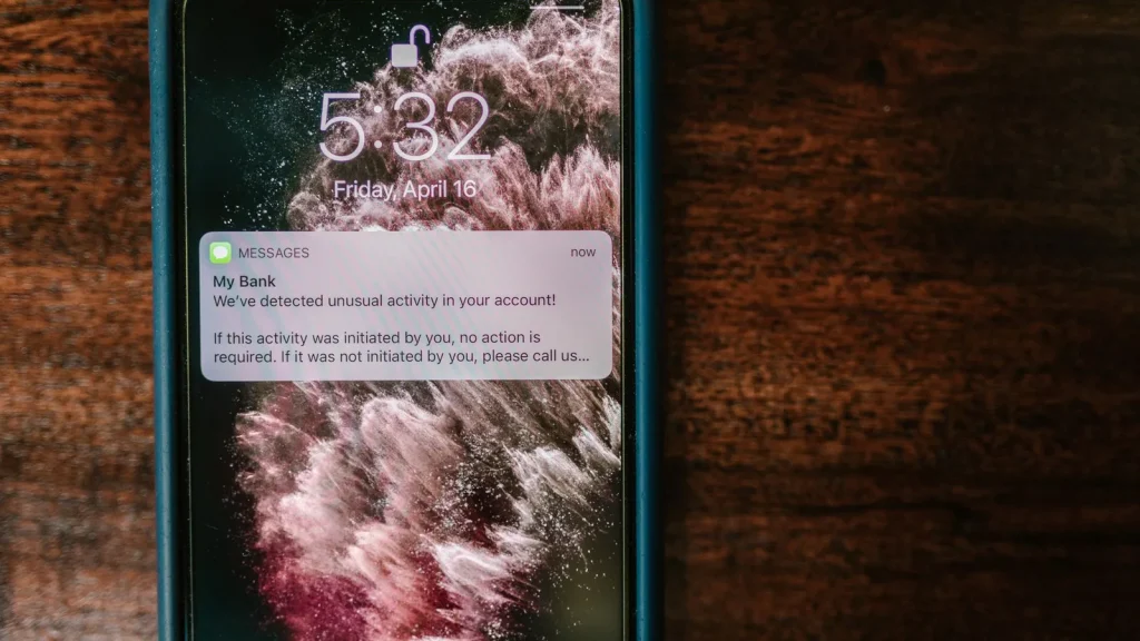 Notificación electrónica recibida en un teléfono móvil
